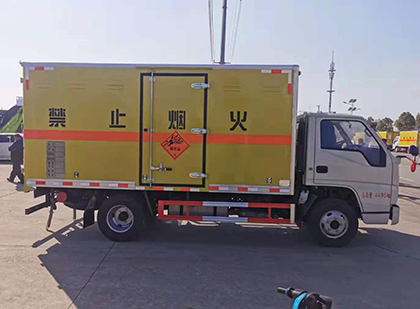绵竹爆破器材运输车工人安全操作规范与智能技术保障